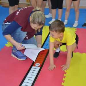 Как отслеживать прогресс и достижения детей в беге?